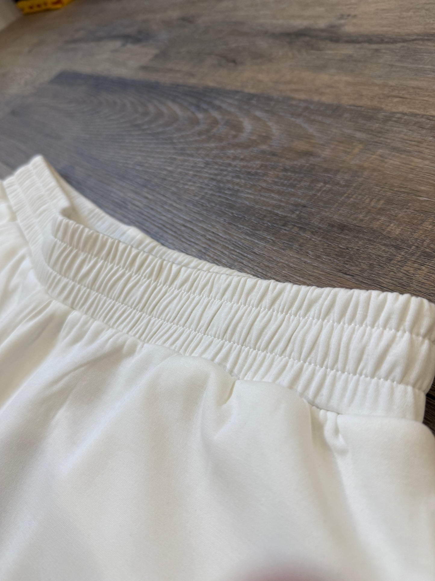 DuraLuxe 7" Performance Shorts (Off White)