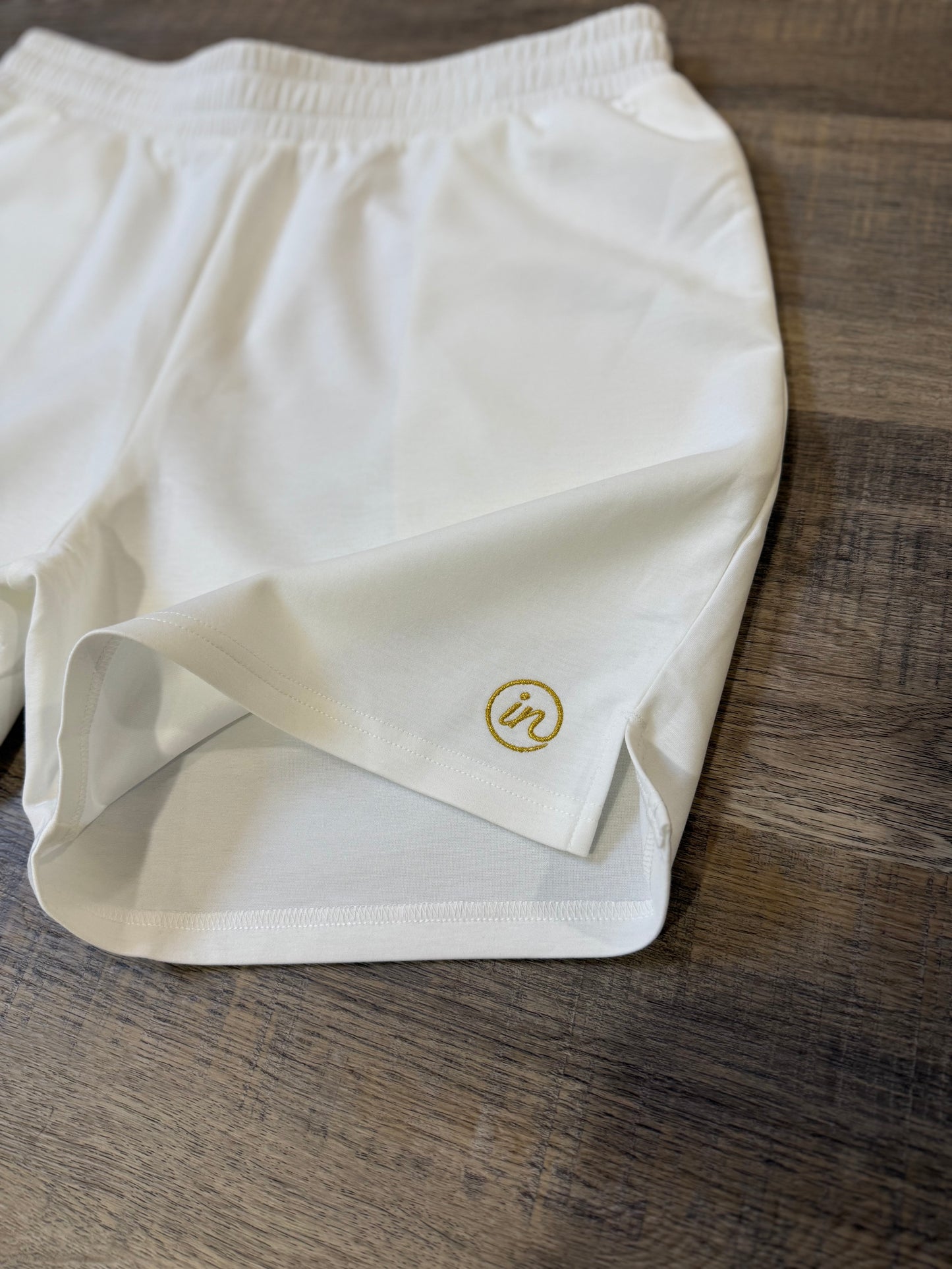 DuraLuxe 7" Performance Shorts (Off White)